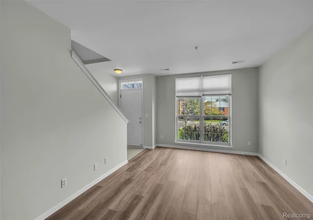Listing Photo 5 - Condo for sale in building located at 3214 Camden Dr, Troy, MI 48084 - Unit #28