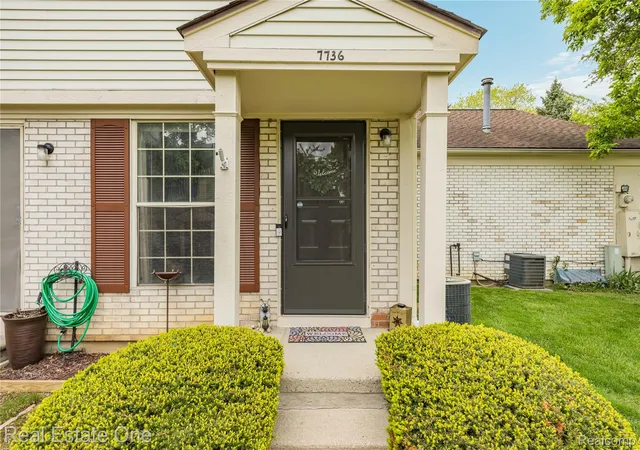 Photo 1 of Sale Pending at 7736 Lake Ridge Dr, Waterford, MI 48327 | MLS# 20261037387 | Listing updated on 2026-09-09