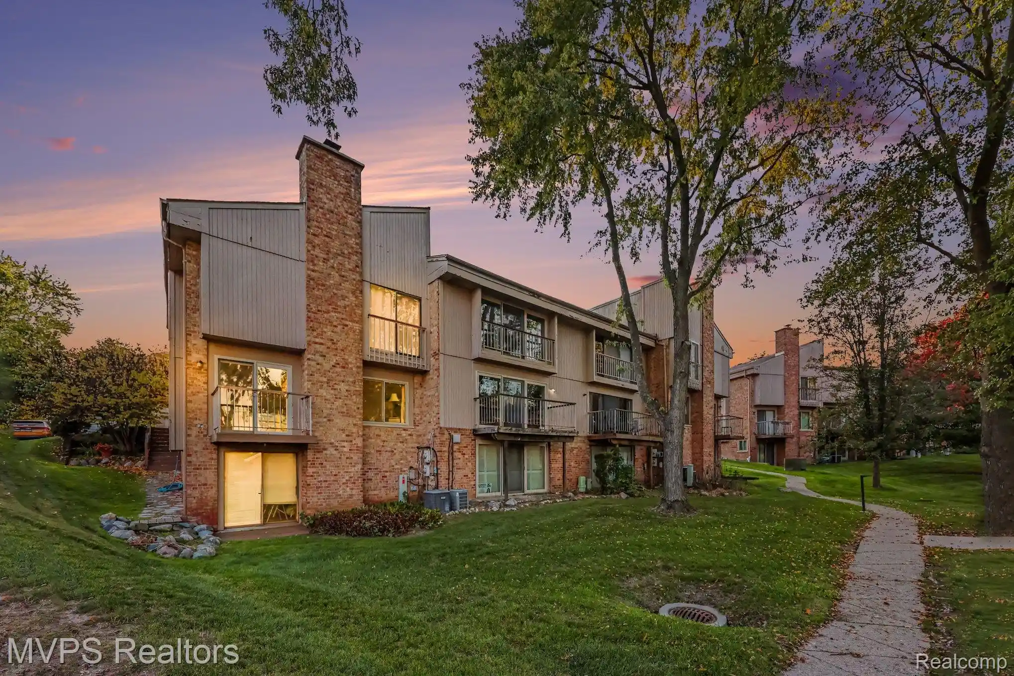 Listing Photo 1 - Condo for sale in 804 S Oak Brk Ridge Dr located at 804 S Oak Brk Ridge Dr, Rochester, MI 48307 - Unit #149