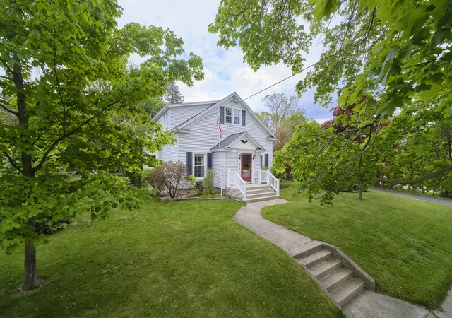 Photo 2 of Single family home for sale at 513 Oak St, Manistee, MI 49660 | MLS# 67026024503 | Listing updated on 2026-06-08