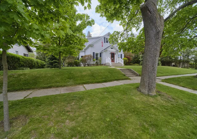 Photo 3 of Single family home for sale at 513 Oak St, Manistee, MI 49660 | MLS# 67026024503 | Listing updated on 2026-06-08