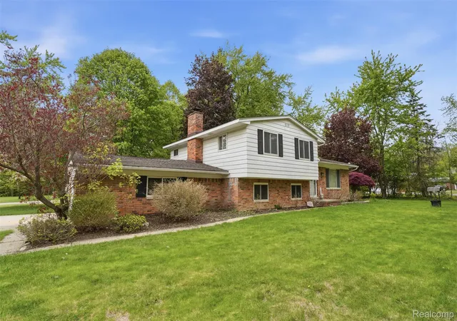 Photo 2 of Single family home for sale at 2478 Hiller Rd, West Bloomfield, MI 48324 | MLS# 20261037668 | Listing updated on 2026-08-22