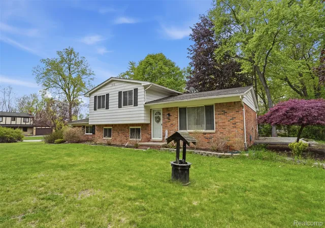 Photo 2 of Single family home for sale at 2478 Hiller Rd, West Bloomfield, MI 48324 | MLS# 20261037668 | Listing updated on 2026-08-22