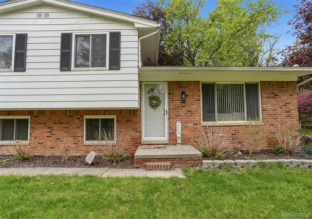 Photo 3 of Single family home for sale at 2478 Hiller Rd, West Bloomfield, MI 48324 | MLS# 20261037668 | Listing updated on 2026-08-22