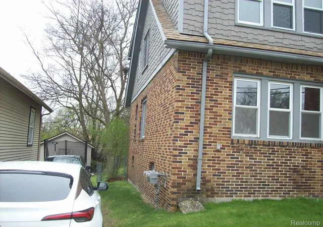 Listing Photo 3 - Condo for sale in building located at 38 Cadillac St, Pontiac, MI 48342