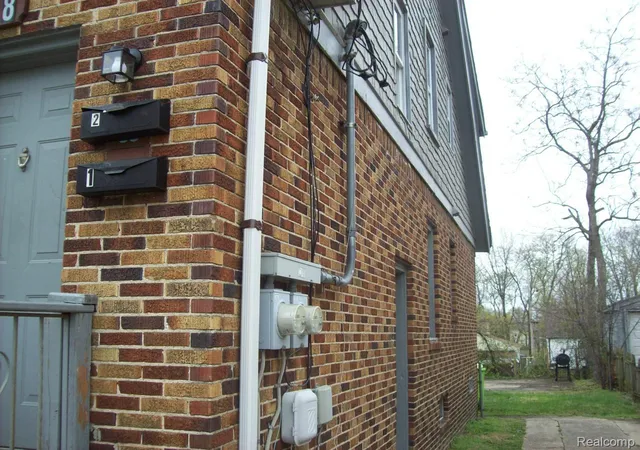 Listing Photo 4 - Condo for sale in building located at 38 Cadillac St, Pontiac, MI 48342
