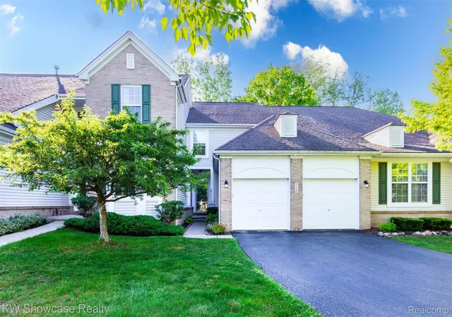 Listing Photo 1 - Condo for sale in building located at 5726 Pinecroft Ct, Clawson, MI 48346 - Unit #44