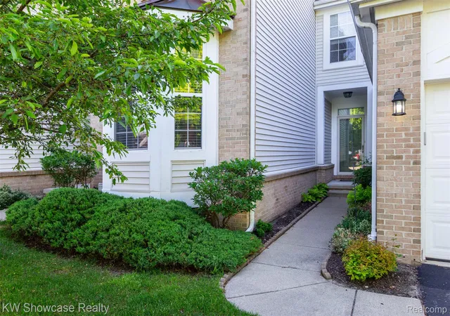Listing Photo 3 - Condo for sale in building located at 5726 Pinecroft Ct, Clawson, MI 48346 - Unit #44