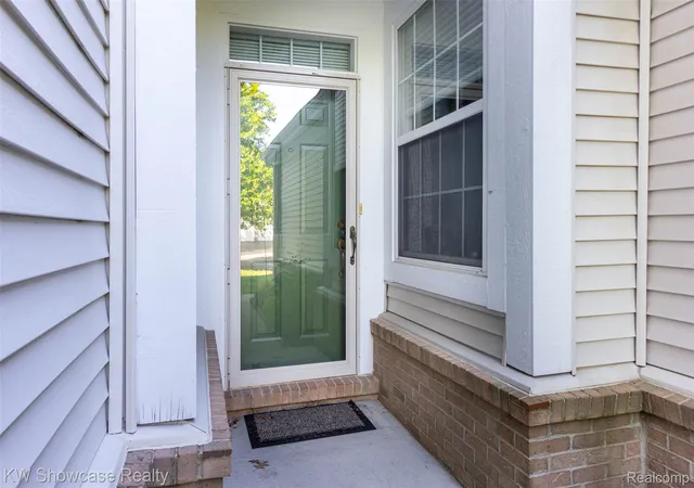 Listing Photo 4 - Condo for sale in building located at 5726 Pinecroft Ct, Clawson, MI 48346 - Unit #44