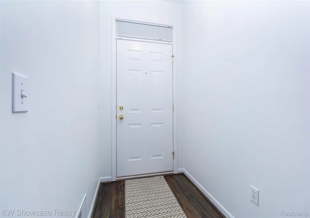 Listing Photo 5 - Condo for sale in building located at 5726 Pinecroft Ct, Clawson, MI 48346 - Unit #44