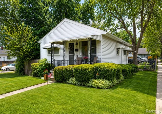 Photo 1 of Single family home for sale at 714 E Beverly Ave, Pontiac, MI 48340 | MLS# 20261037797 | Listing updated on 2026-05-31