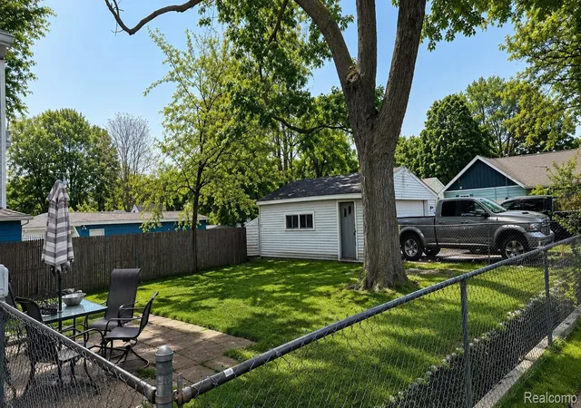 Photo 2 of Single family home for sale at 714 E Beverly Ave, Pontiac, MI 48340 | MLS# 20261037797 | Listing updated on 2026-05-31