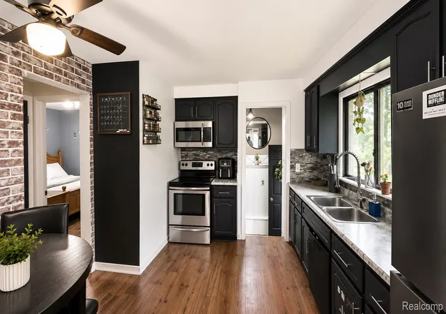 Photo 3 of Single family home for sale at 714 E Beverly Ave, Pontiac, MI 48340 | MLS# 20261037797 | Listing updated on 2026-05-31