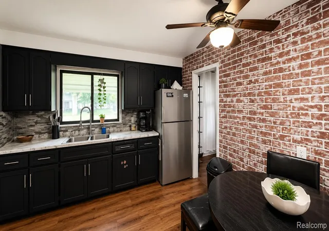 Photo 4 of Single family home for sale at 714 E Beverly Ave, Pontiac, MI 48340 | MLS# 20261037797 | Listing updated on 2026-05-31