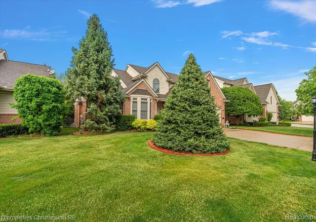 Listing Photo 4 - Condo for sale in building located at 47274 Hunters Park Dr, Plymouth, MI 48170