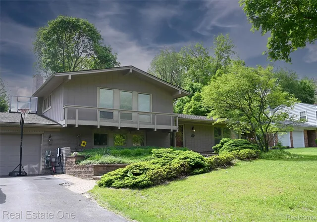 Photo 1 of Sale Pending at 5382 Van Ness Dr, Bloomfield Hills, MI 48302 | MLS# 20261037817 | Listing updated on 2026-06-20