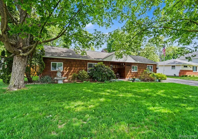 Photo 3 of Single family home for sale at 5830 Eldridge Dr, Waterford, MI 48327 | MLS# 20261037822 | Listing updated on 2026-06-07