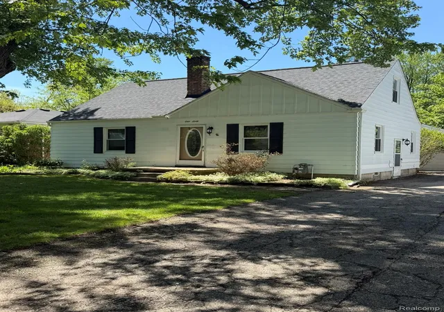 Photo 1 of Sale Pending at 160 Ascot Ave, Waterford, MI 48328 | MLS# 20261037837 | Listing updated on 2026-06-09