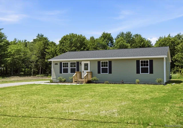 Photo 3 of Single family home for sale at 2941 Beach Rd, Port Huron, MI 48060 | MLS# 20261037893 | Listing updated on 2026-09-01