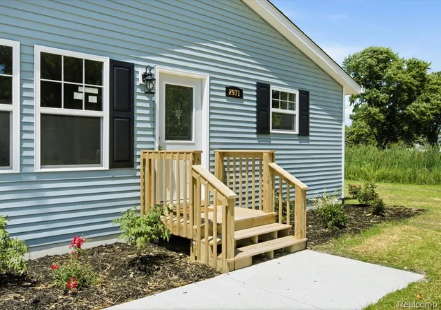 Photo 2 of Single family home for sale at 2971 Beach Rd, Port Huron, MI 48060 | MLS# 20261037895 | Listing updated on 2026-09-01