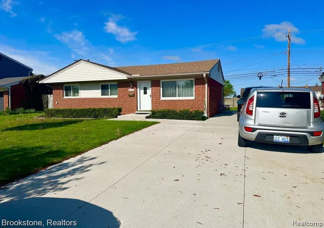 3rd image of 41371 Hamilton Dr, Sterling Heights, MI 48313 | MLS# 20261037945