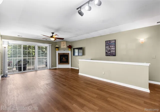 Listing Photo 4 - Condo for sale in building located at 14286 Moravian Manor Cir, Sterling Heights, MI 48312
