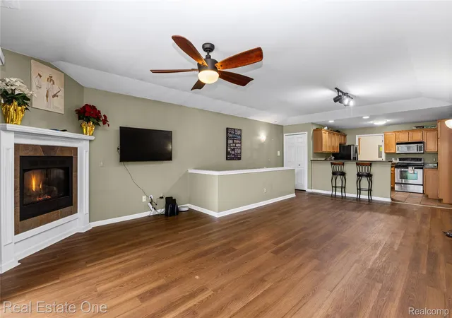 Listing Photo 5 - Condo for sale in building located at 14286 Moravian Manor Cir, Sterling Heights, MI 48312