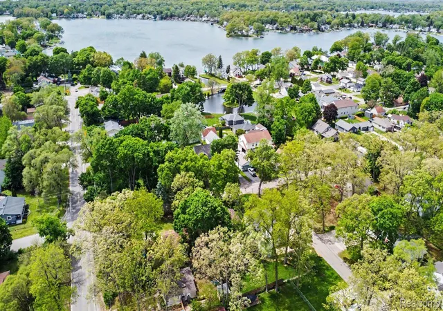 Photo 3 of Single family home for sale at 2512 Grandview Blvd, Waterford, MI 48329 | MLS# 20261038064 | Listing updated on 2026-06-20