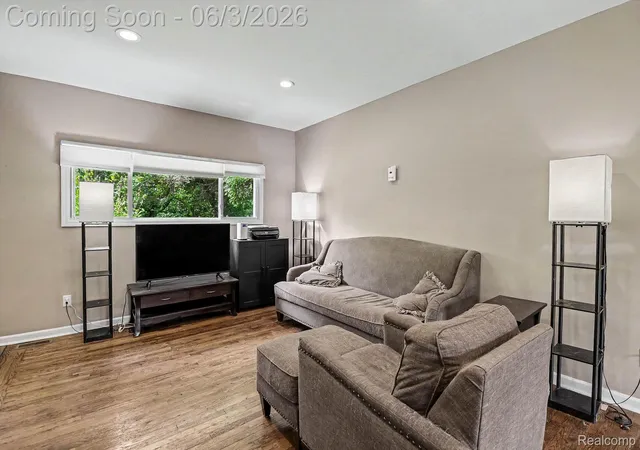 Photo 4 of Single family home for sale at 2512 Grandview Blvd, Waterford, MI 48329 | MLS# 20261038064 | Listing updated on 2026-06-20