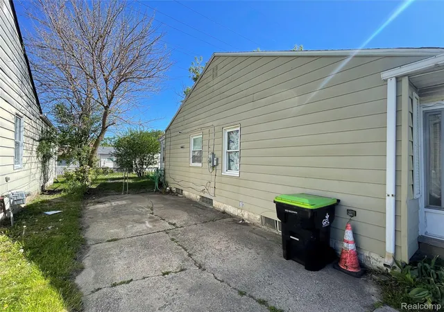 Photo 3 of Single family home for sale at 498 Montana Ave, Pontiac, MI 48341 | MLS# 20261038158 | Listing updated on 2026-09-09