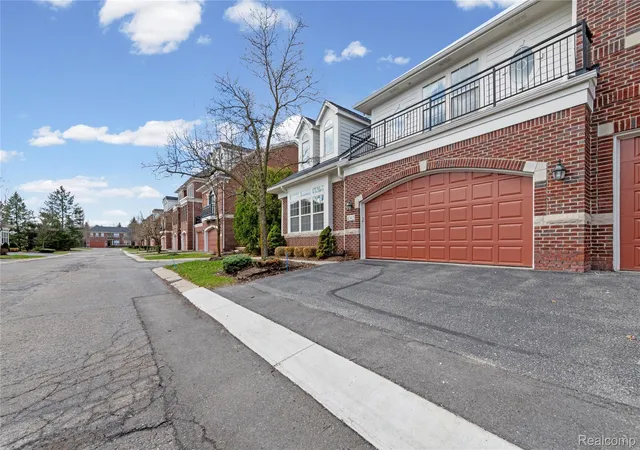 Photo 3 of Condo for sale at 4392 Gateway Cir, West Bloomfield, MI 48322 | MLS# 20261038168 | Listing updated on 2026-05-31