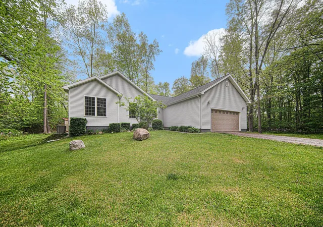 3rd image of 2088 Hickory Ln, Jackson, MI 49201 | MLS# 81026024800