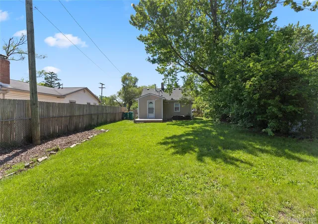 Photo 4 of Single family home for sale at 2171 Bradley Ave, Ypsilanti, MI 48198 | MLS# 20261038306 | Listing updated on 2026-05-30