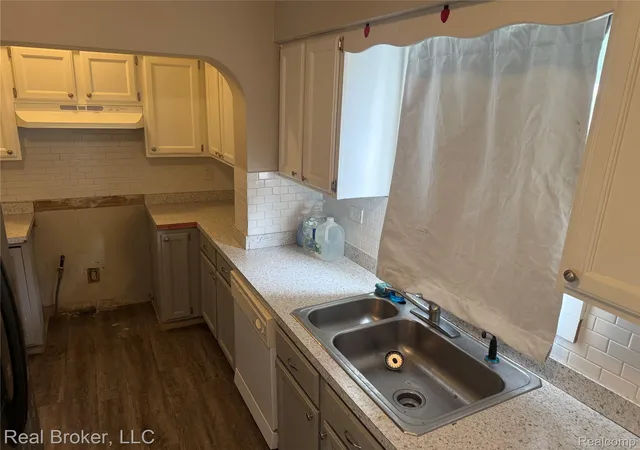 Photo 3 of Single family home for sale at 958 N Chevrolet Ave, Flint, MI 48504 | MLS# 20261038310 | Listing updated on 2026-10-01