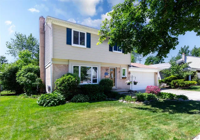 Photo 2 of Single family home for sale at 919 Elmsford Dr, Clawson, MI 48017 | MLS# 20261038345 | Listing updated on 2026-06-14