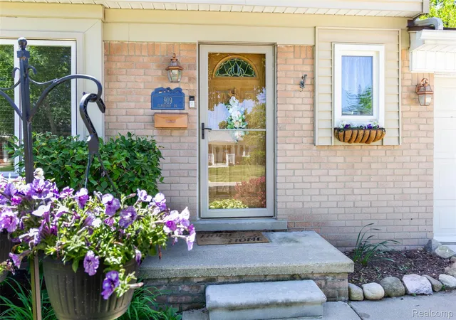 Photo 3 of Single family home for sale at 919 Elmsford Dr, Clawson, MI 48017 | MLS# 20261038345 | Listing updated on 2026-06-14
