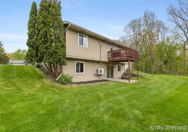 Listing Photo 2 - Condo for sale in building located at 222 York Vw Pl NW, Comstock Park, MI 49321