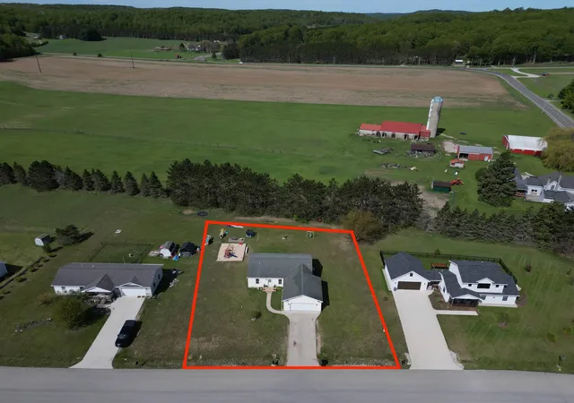 Photo 3 of Single family home for sale at 8504 S Elizabeth Dr, Maple City, MI 49664 | MLS# 78080068823 | Listing updated on 2026-06-04