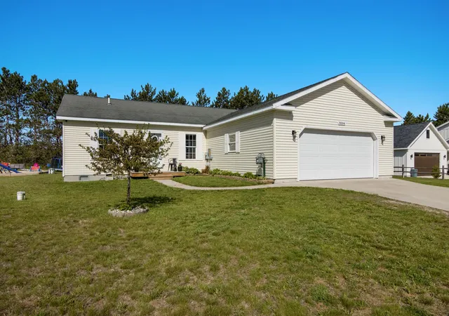 Photo 3 of Single family home for sale at 8504 S Elizabeth Dr, Maple City, MI 49664 | MLS# 78080068823 | Listing updated on 2026-06-04