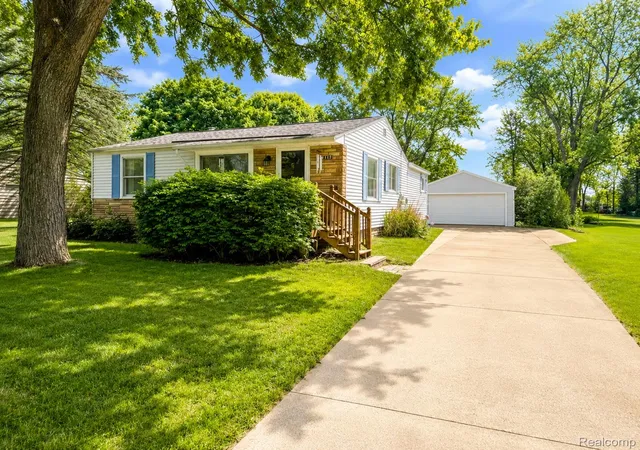 Photo 2 of Single family home for sale at 1147 Jay St, Waterford, MI 48327 | MLS# 20261038386 | Listing updated on 2026-06-13