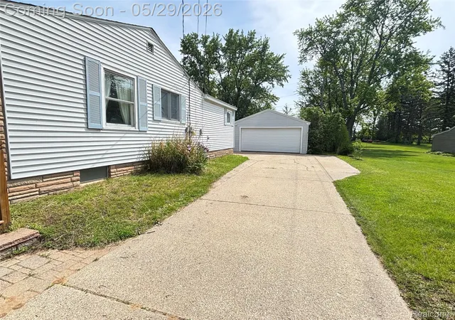 Photo 3 of Single family home for sale at 1147 Jay St, Waterford, MI 48327 | MLS# 20261038386 | Listing updated on 2026-06-13