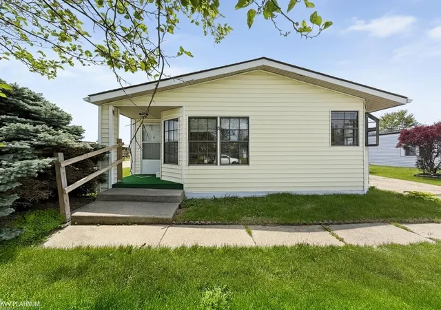 Homes for sale in Clinton Township, MI | 20738 Gaslight Dr, Clinton Township, MI 48036 | MLS# 58050209022