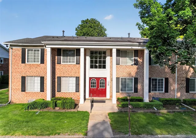 Photo 1 of Sale Pending at 2425 Mulberry Sq #42, Bloomfield Hills, MI 48302 | MLS# 20261038458 | Listing updated on 2026-06-11