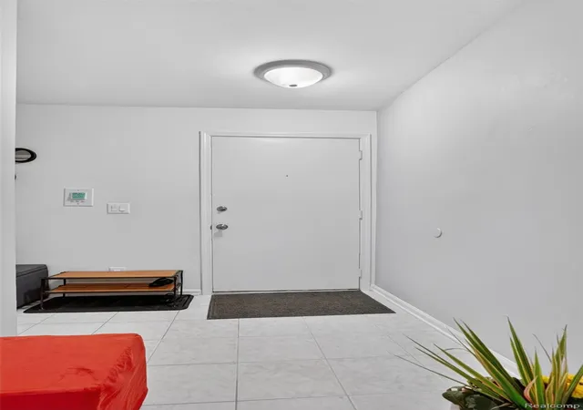 Listing Photo 2 - Condo for sale in building located at 2425 Mulberry Sq Sq, Bloomfield Hills, MI 48302 - Unit #42