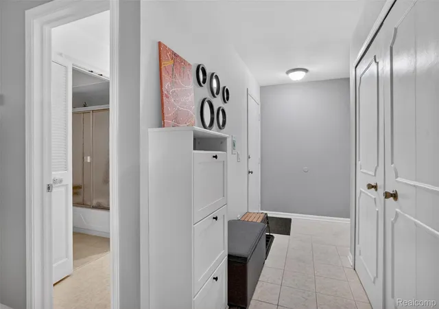 Listing Photo 3 - Condo for sale in building located at 2425 Mulberry Sq Sq, Bloomfield Hills, MI 48302 - Unit #42