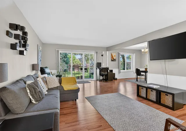 Listing Photo 4 - Condo for sale in building located at 2425 Mulberry Sq Sq, Bloomfield Hills, MI 48302 - Unit #42