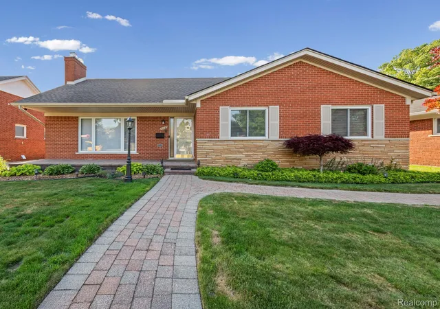 3rd image of 20085 Wedgewood Dr, Grosse Pointe Woods, MI 48236 | MLS# 20261038487