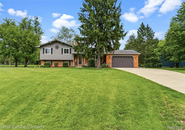 Photo 1 of Sale Pending at 13435 Lakebrook Dr, Fenton, MI 48430 | MLS# 20261038510 | Listing updated on 2026-06-14