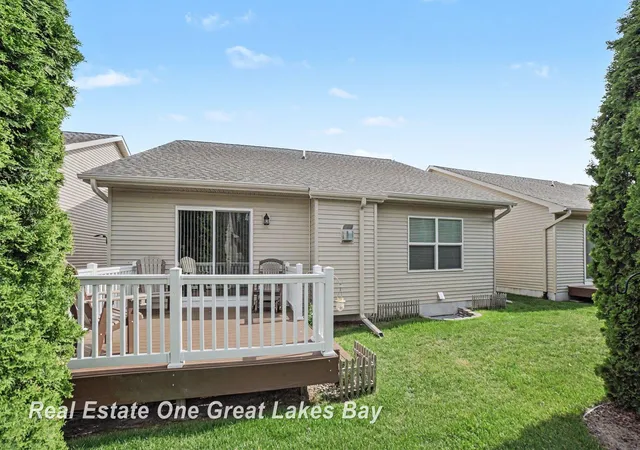Listing Photo 3 - Condo for sale in building located at 2619 Kitty Hawk Cir, Midland, MI 48642