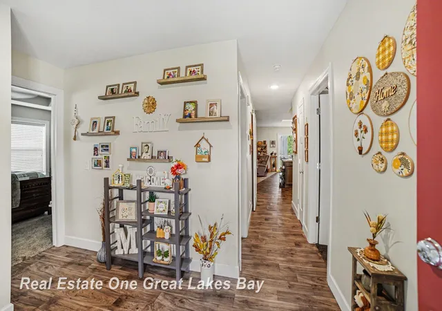 Listing Photo 5 - Condo for sale in building located at 2619 Kitty Hawk Cir, Midland, MI 48642